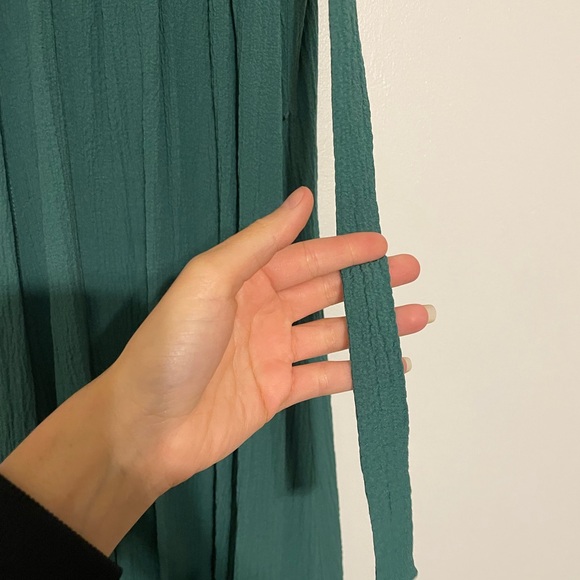 Like an emerald green dress - Picture 2 of 4